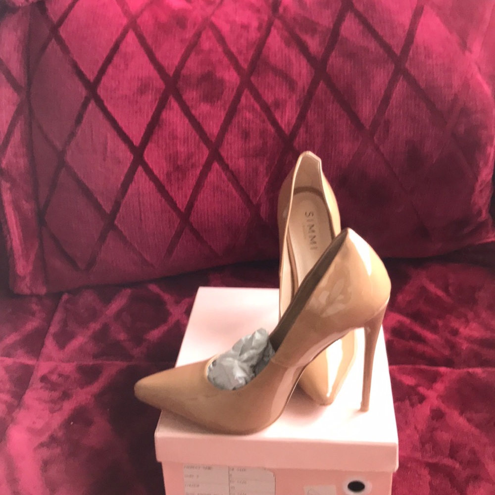 Nude pumps